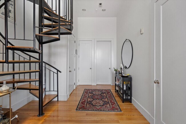 Building Photo - 517 E 6th St