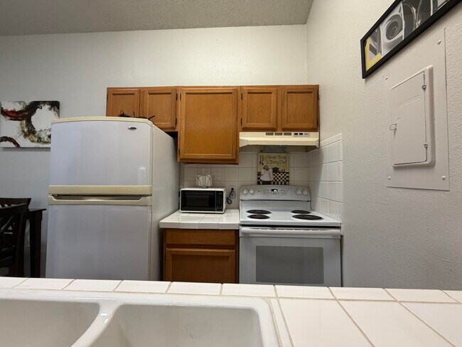 Building Photo - 136 N Troy Ave