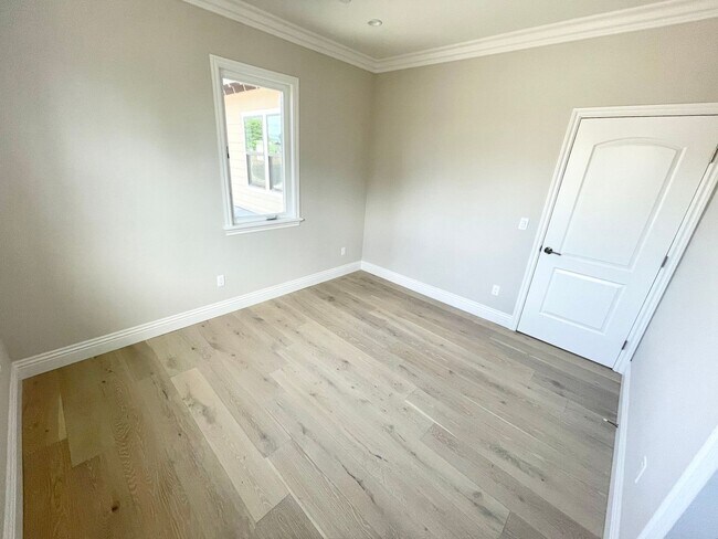 Building Photo - 4L Electric (WO)