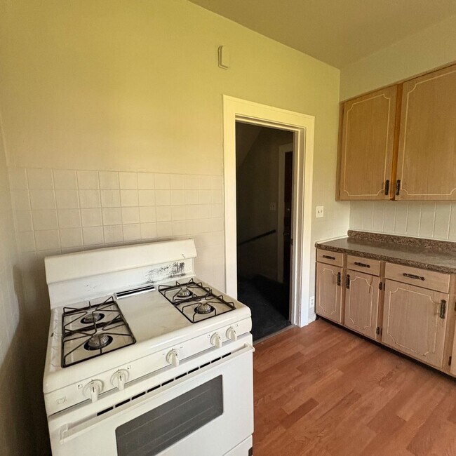 Building Photo - Charming 3 - Bedroom Property in Prime Location