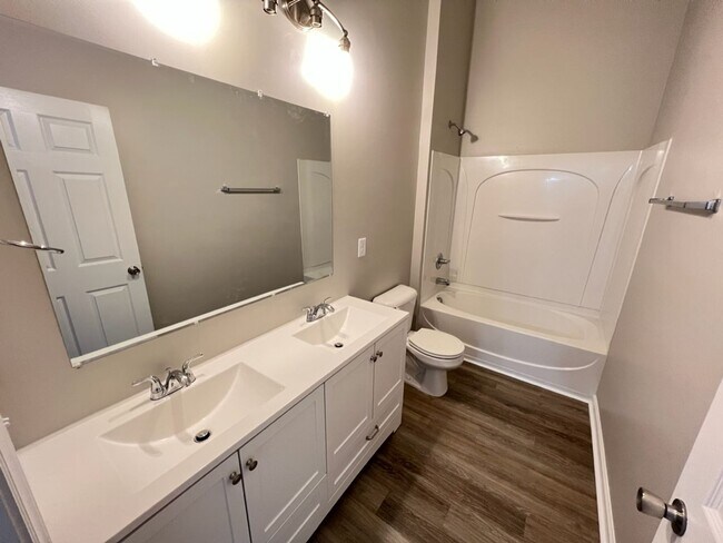 Building Photo - Beautiful Townhouse w/ 1st Floor Bedroom