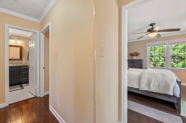 Building Photo - 4 Bedroom, 3.5 Bath Furnished Townhouse Available