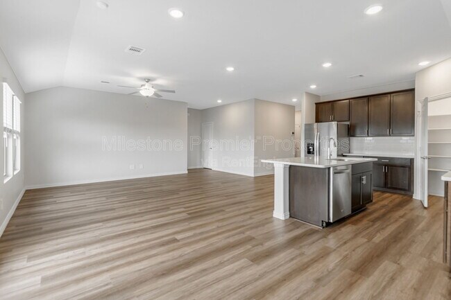 Building Photo - 2200 Dunbar Dr