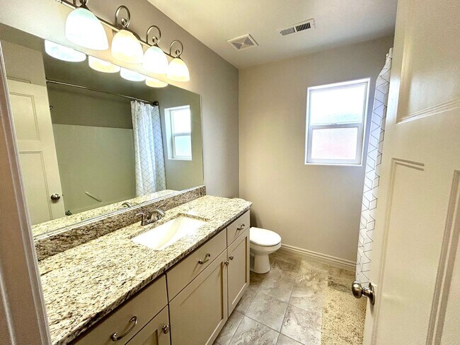 Building Photo - Lovely Single Family House Available!!!!