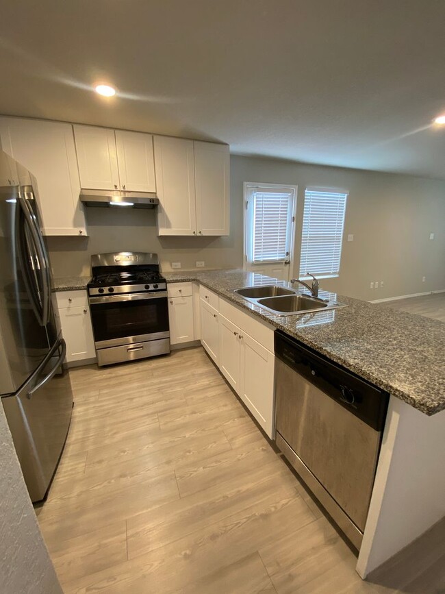 Building Photo - Move in Ready 3 bd/2 ba with bonus rooms!