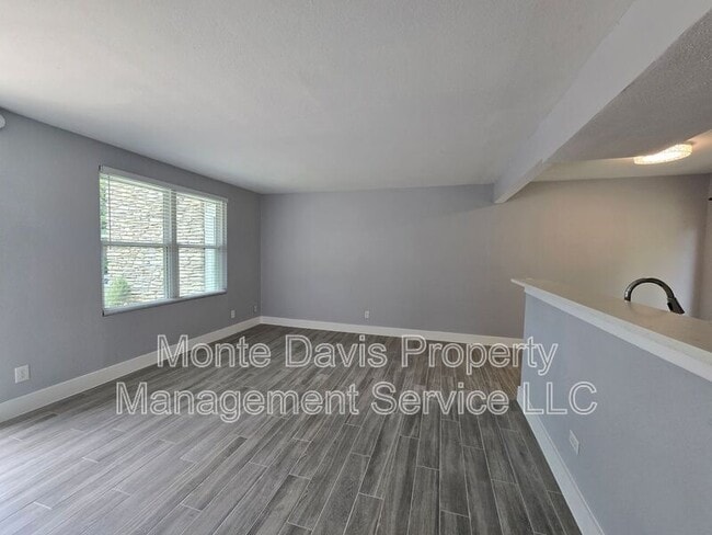 Building Photo - 2504 Manor Cir