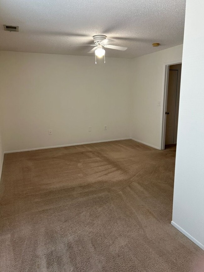 Building Photo - Rare Hoover Creek Condo with One Car Garage