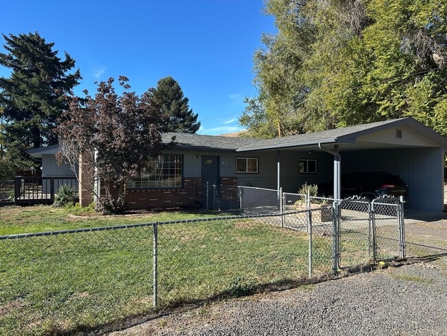 Building Photo - Spacious 4 Bedroom Home with Fireplace & F...