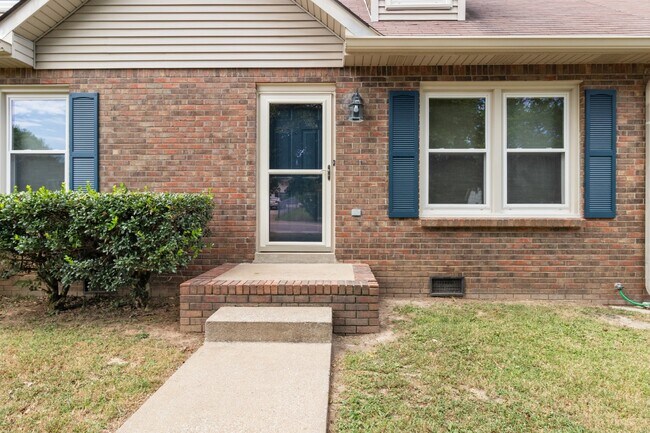 Building Photo - Newly renovated three bedroom home for ren...