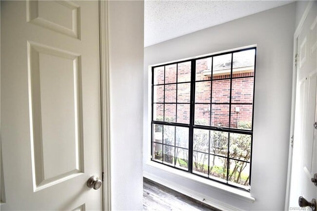 Building Photo - 41 Meadow Creek Dr