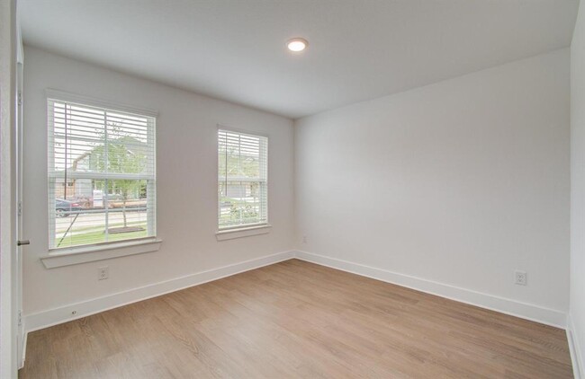 Building Photo - 8627 Pier Cove Dr
