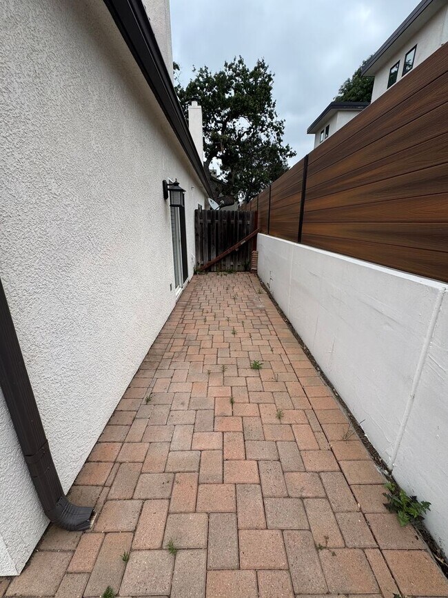 Building Photo - Private Patio, Cozy Fireplace & Prime Thousand Oaks Location