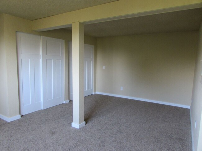 Building Photo - Large 4 Bedroom Edgemoor Home w/ Mother-in-law Suite