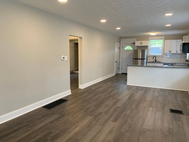 Building Photo - 2 Bedroom 1 Bathroom Home with Garage & Fe...