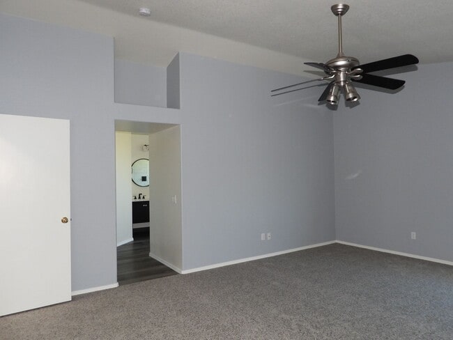Building Photo - THIS HOME IS FOR LEASE UNTIL 8/31/2026 SHORT TERM.
