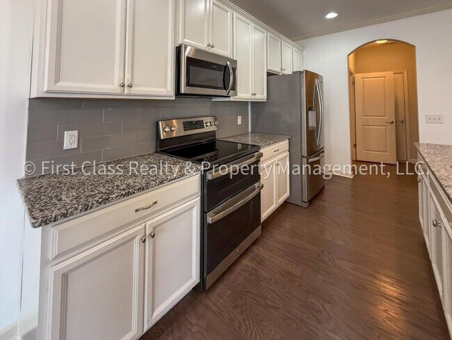 Building Photo - 565 Park View Drive