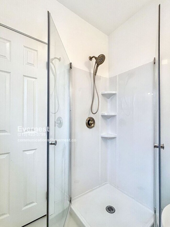 Building Photo - Lovely 2-Bedroom Duplex with Modern Comfor...