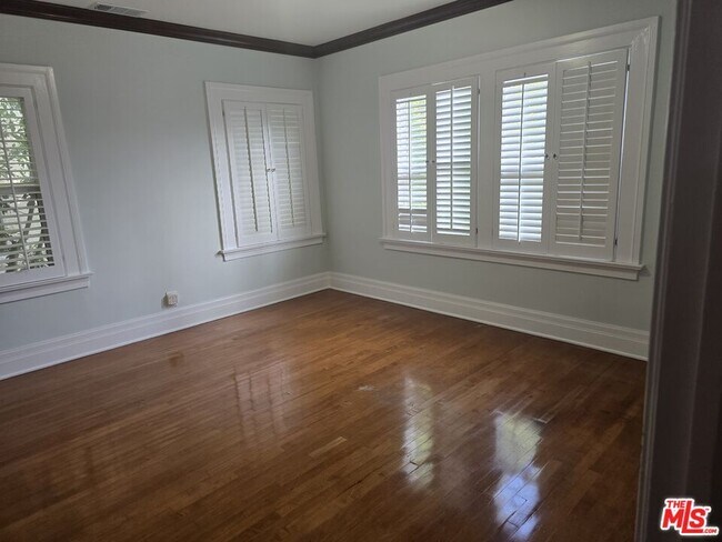 Building Photo - 317 S Norton Ave