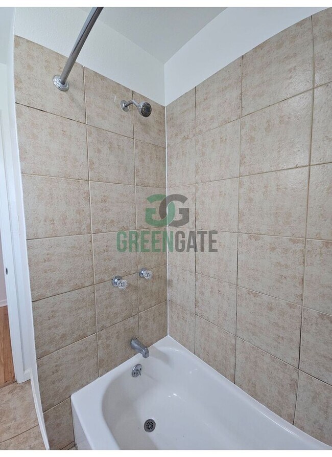 Building Photo - AVAILABLE NOW!! 3 Bedroom 2 Bath Home in Tracy!