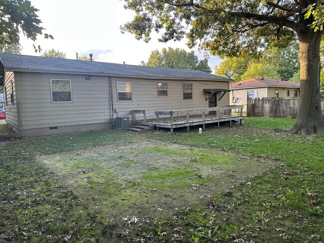 Building Photo - Available Now! 3-Bed, 1-Bath Home in central Springdale + Garage and Large, Fence-In Backyard!