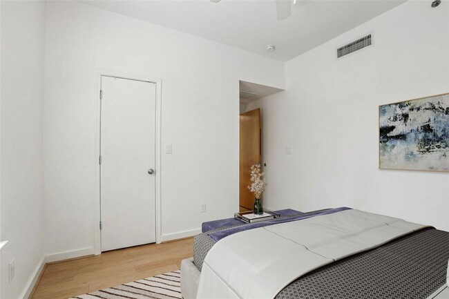 Building Photo - 711 W 26th St