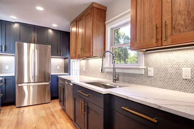 Building Photo - Beautiful 4 Bedroom 2 Bath Single Family H...