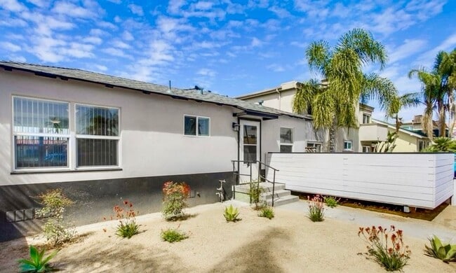 Building Photo - Beautiful Renovated 2bd with Yard