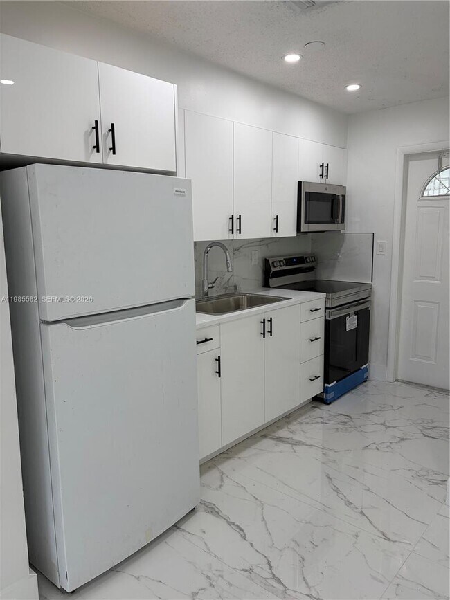 Building Photo - 6172 SW 44th St