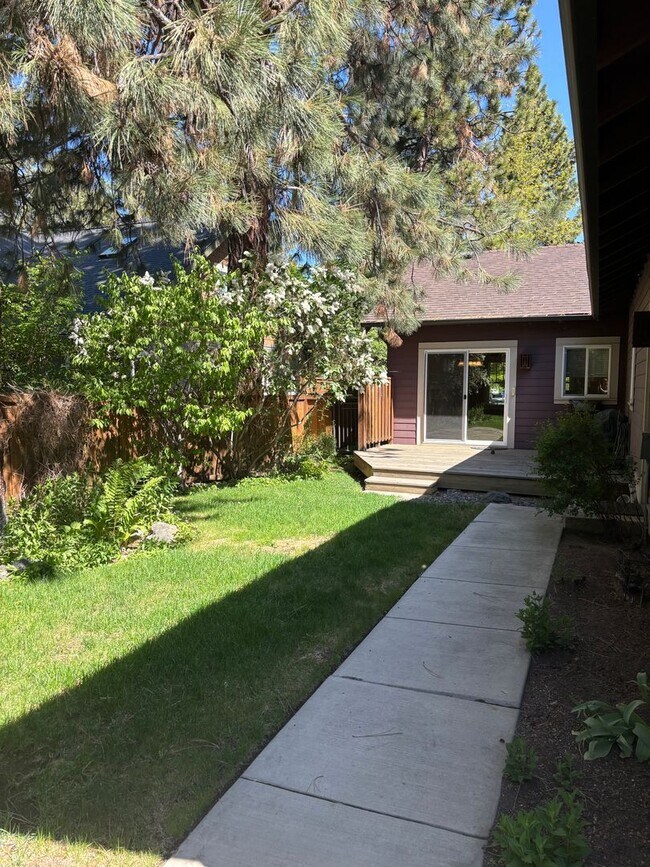Building Photo - 3 Bed 2 Bath Single level - Fenced Yard-No...