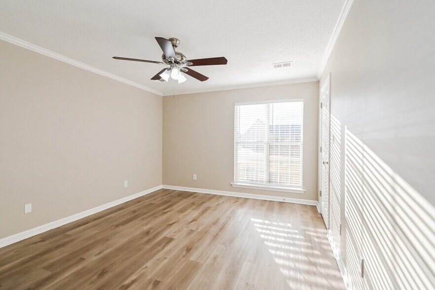 Building Photo - 6336 Sandbourne E