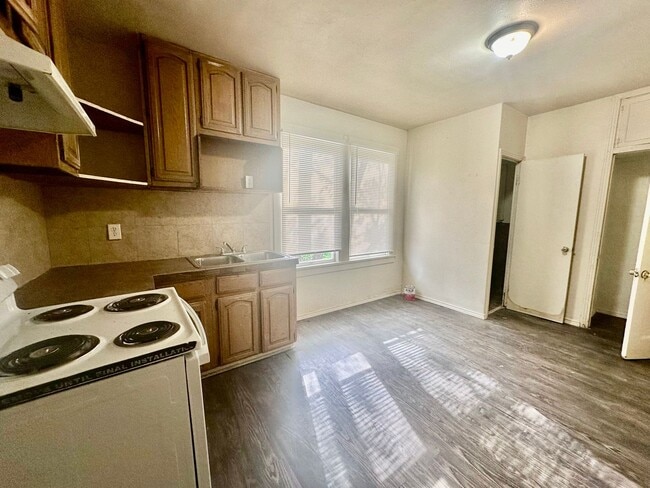 Building Photo - SEPTEMBER  HALF OFF First Month Rent .Stud...