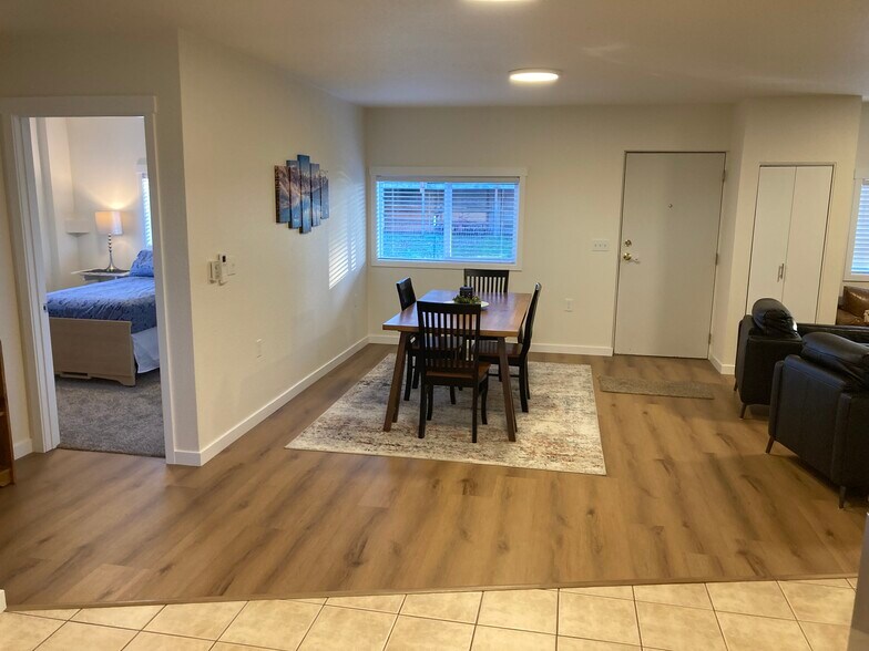 Building Photo - 14275 Avon Allen Rd