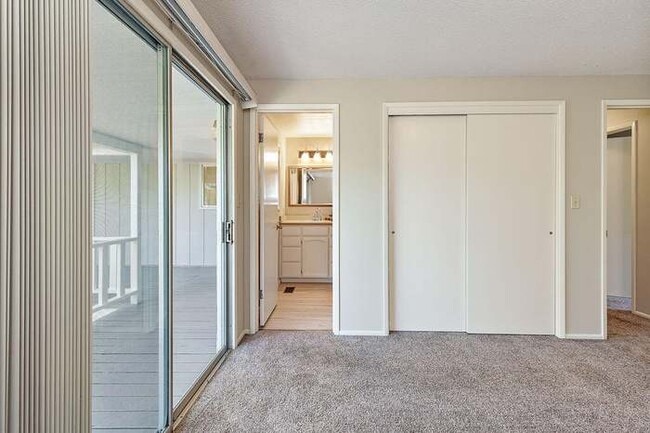 Building Photo - 735 Oak Knoll Dr