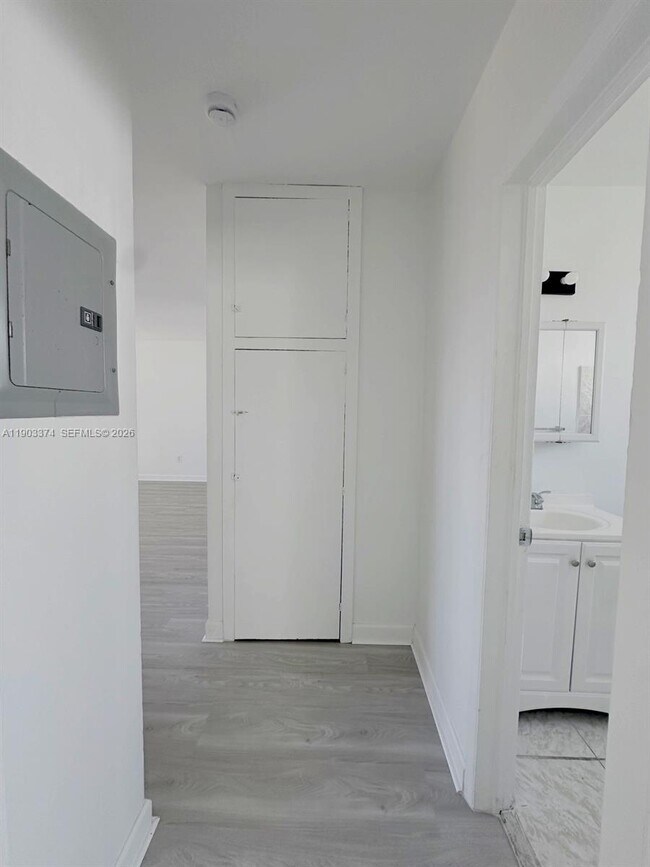 Building Photo - 1955 Normandy Dr