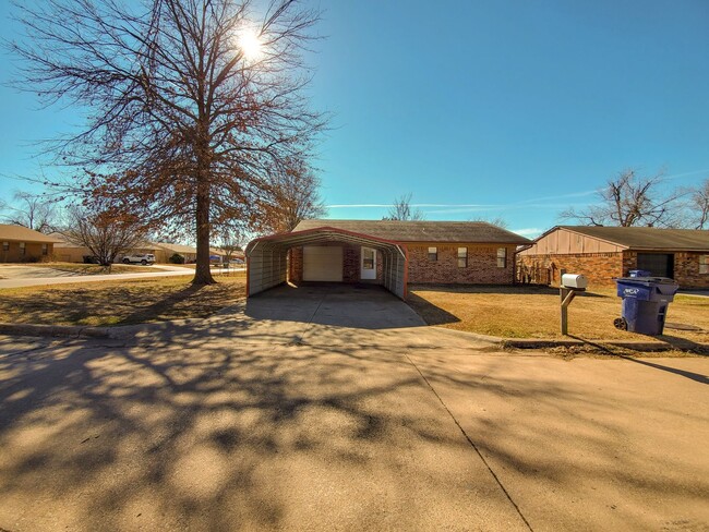 Building Photo - 3 Bed brick home in Tecumseh