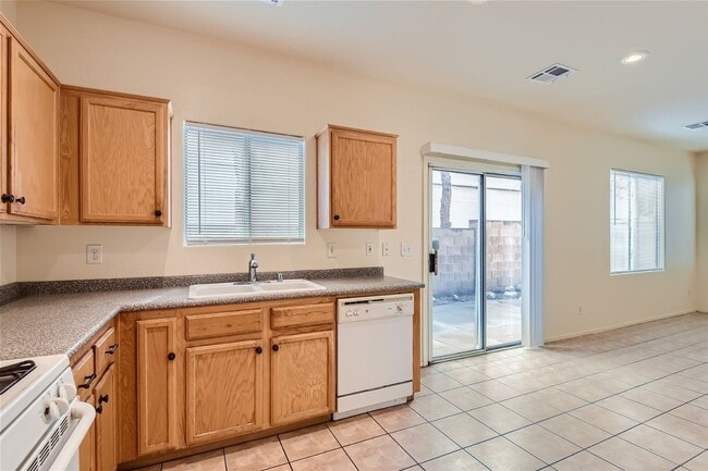 Building Photo - EXQUISITE 3-Bedroom Home - Modern Amenitie...
