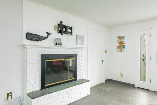 Building Photo - 92 Grove Beach Rd S