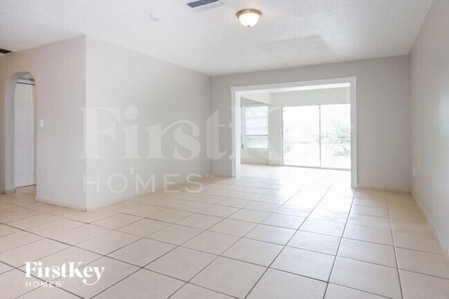 Building Photo - 6831 NW 25th Ct