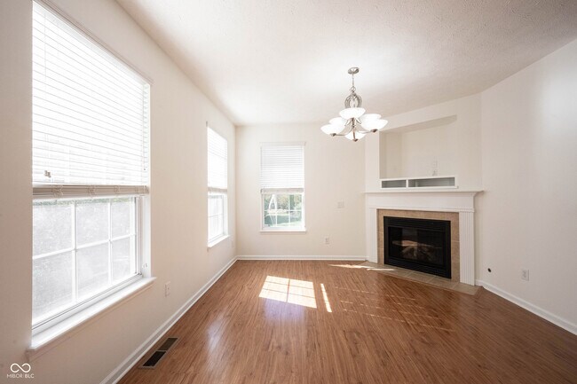 Building Photo - 9009 Mercer Dr