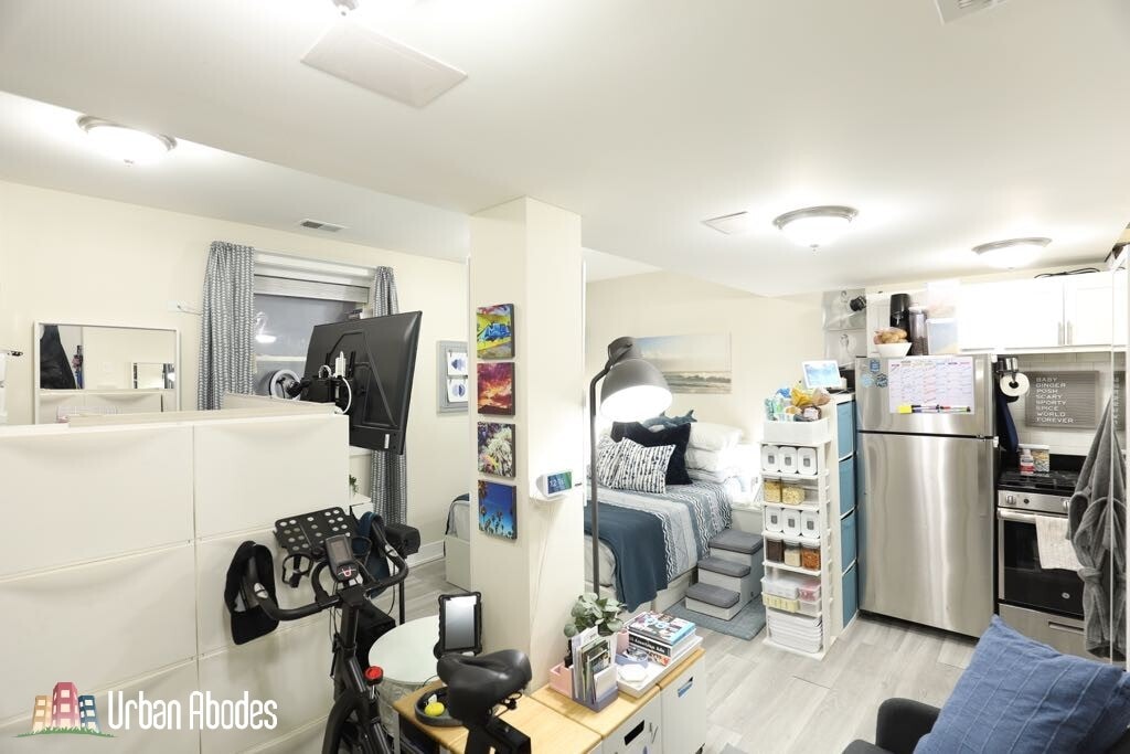 Building Photo - 644 W Roscoe St