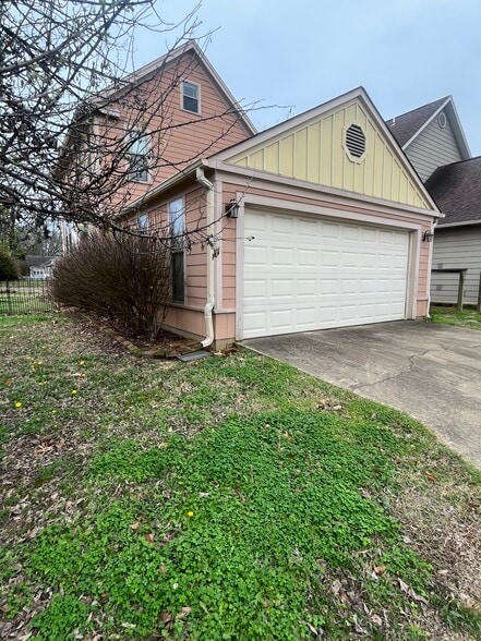 Building Photo - 400 Warner Ave