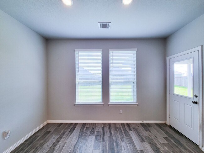 Building Photo - Quiet Cul De Sac! Tray Ceiling in Family & Primary suite. Wood Like Tile, Modern Gray Walls, Grea...