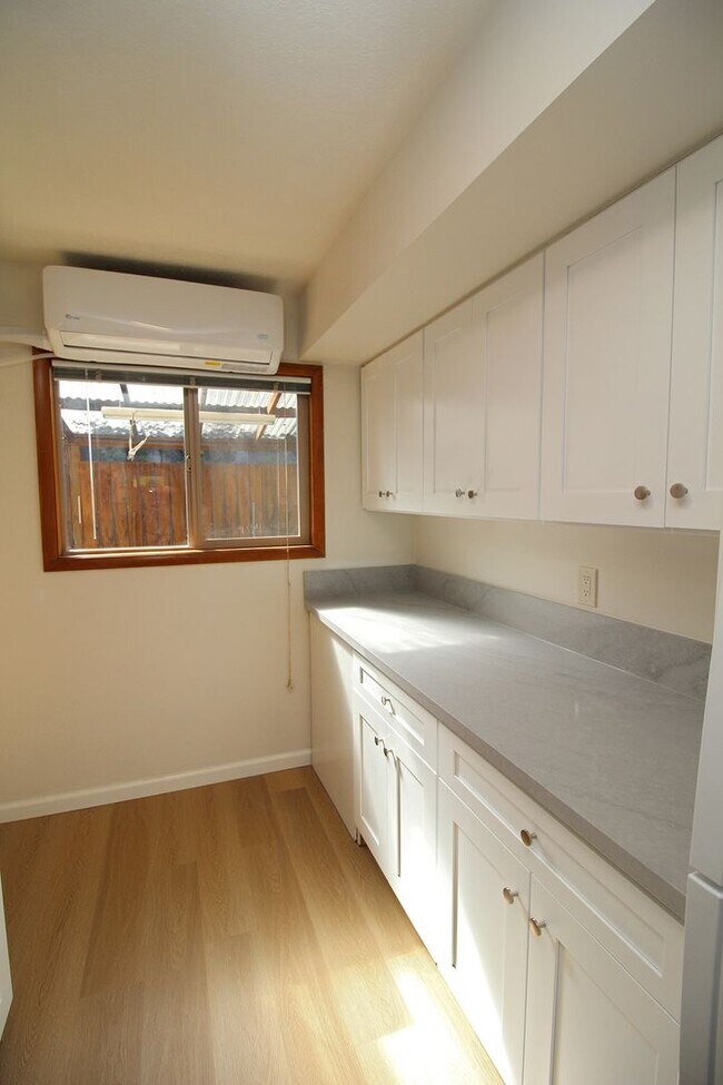 Building Photo - 3200-3236 SW Marigold St