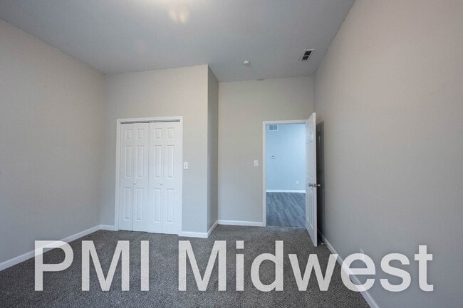 Building Photo - 925 N Sheffield Ave