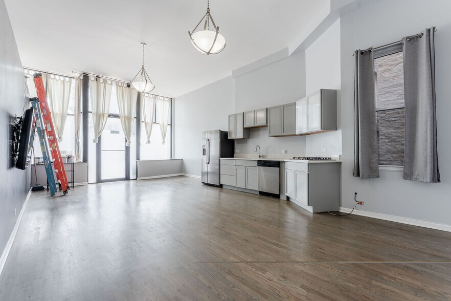 Building Photo - 1876 N Hoyne Ave