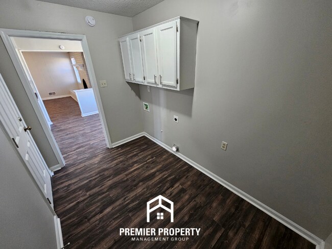 Building Photo - Newly Renovated 3BR Memphis Home w/ Vaulted Ceilings, Brick Fireplace & Covered Patio