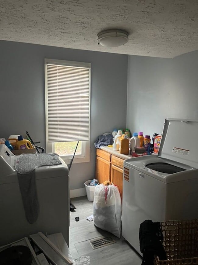 Building Photo - 5 bedroom, 3 bath home- Available August 2026!