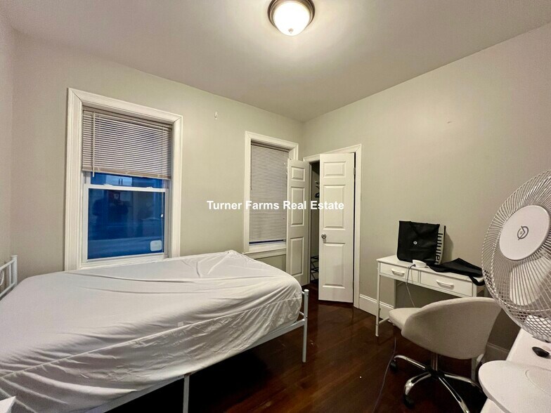 Building Photo - 92 Calumet St