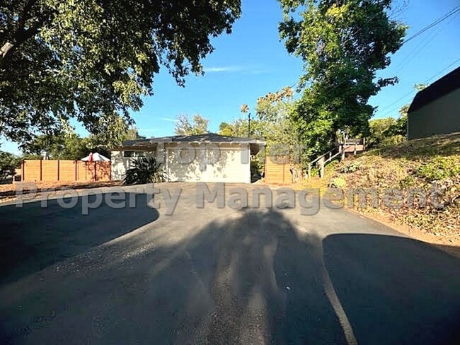 Primary Photo - 3 Bed/ 2 Bath Spacious Family Home with Su...
