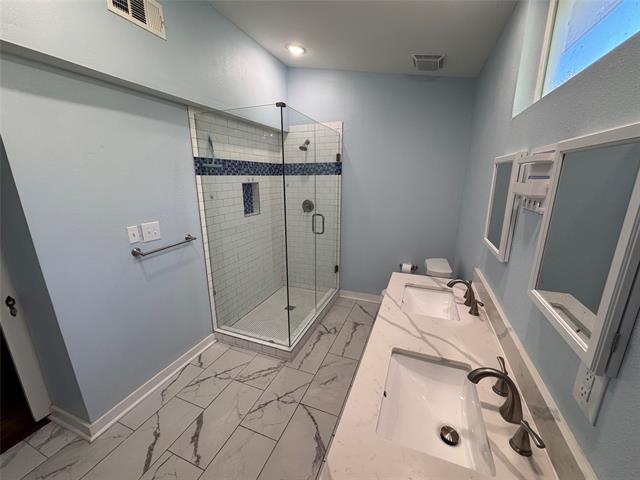 Building Photo - 2547 Sharon St